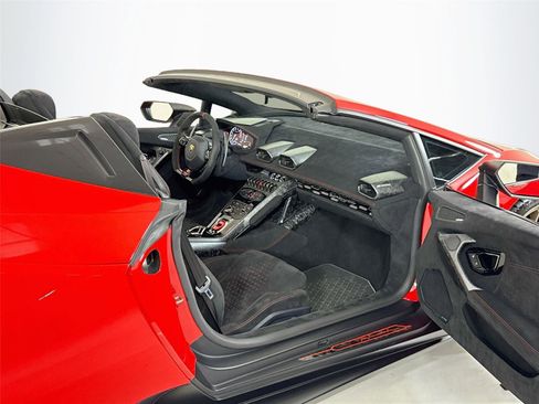 Used 2018 Lamborghini Huracan Performante AWD/4WD image 28