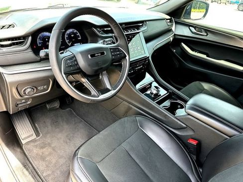 Used 2025 Jeep Grand Cherokee L Altitude RWD image 13