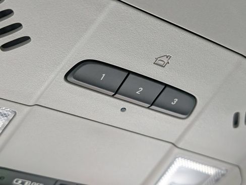 Used 2021 Chevrolet Equinox Premier FWD image 33