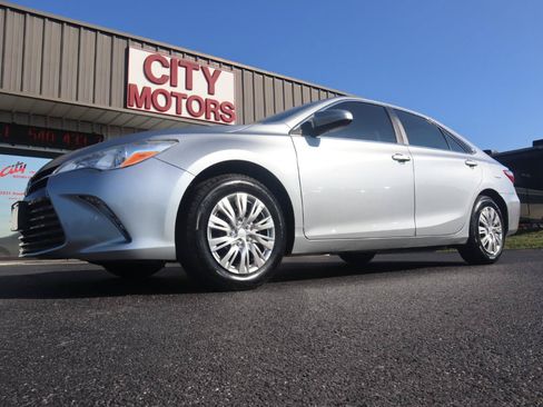 Used 2017 Toyota Camry LE FWD image 16