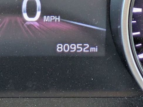 Used 2022 Kia Carnival EX image 35