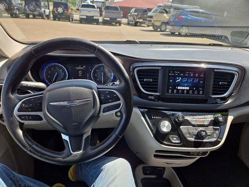 Used 2018 Chrysler Pacifica Touring-L FWD image 6