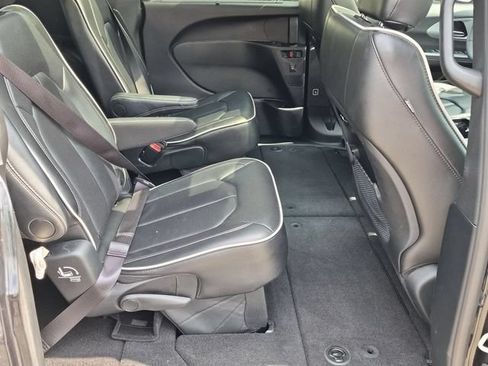Certified 2025 Chrysler Pacifica Limited FWD image 31