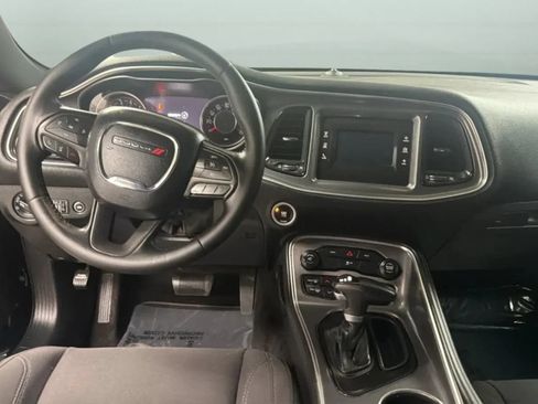 Used 2015 Dodge Challenger SXT RWD image 10
