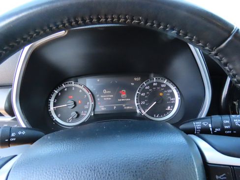 Used 2023 Toyota Highlander XLE image 32