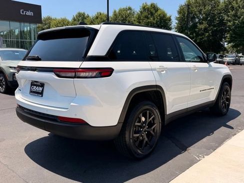 Used 2024 Jeep Grand Cherokee Altitude AWD/4WD image 8