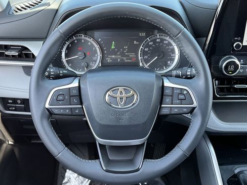 Used 2024 Toyota Highlander LE AWD/4WD image 11