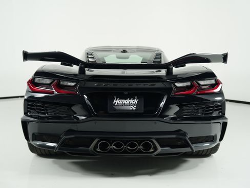 Used 2025 Chevrolet Corvette Z06 w/ Z07 Performance Package RWD image 5