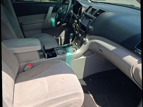 Used 2013 Toyota Highlander FWD w/ Cold Weather Pkg image 11