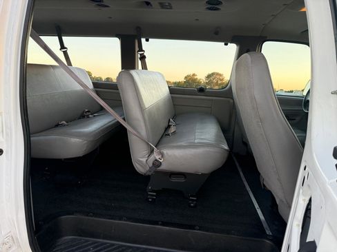 Used 1998 Ford E-350 and Econoline 350 Club Wagon RWD image 16