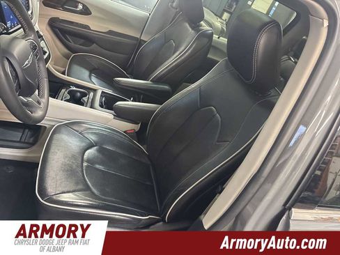 Used 2023 Chrysler Pacifica Limited image 12