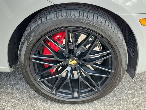 Certified 2024 Porsche Macan GTS AWD/4WD image 13