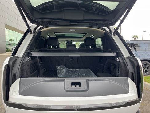 New 2026 Land Rover Range Rover Long Wheelbase SE AWD/4WD image 16