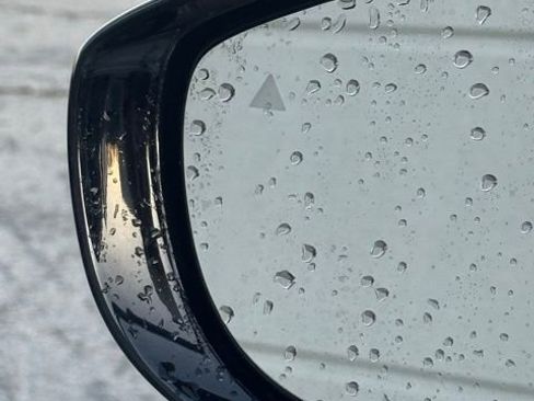 Used 2024 Chrysler Pacifica Touring-L image 17