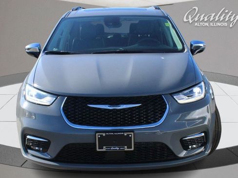 Used 2023 Chrysler Pacifica Limited image 11