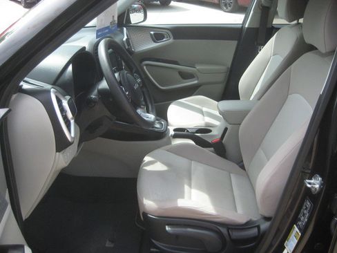 Used 2023 Kia Soul LX w/ LX Technology Package FWD image 5