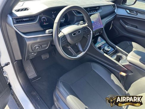 New 2025 Jeep Grand Cherokee L Altitude image 16