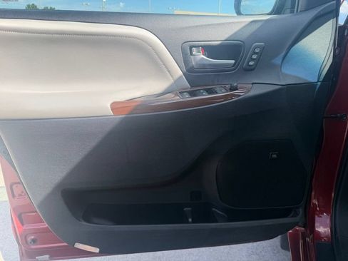 Used 2017 Toyota Sienna Limited AWD/4WD image 9