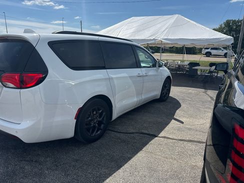 Used 2019 Chrysler Pacifica Touring-L w/ S Appearance Package FWD image 2