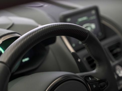 Used 2023 Aston Martin DBS Coupe image 18