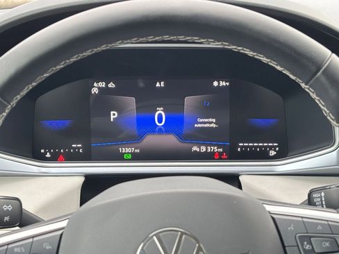 Used 2025 Volkswagen Taos SE image 34