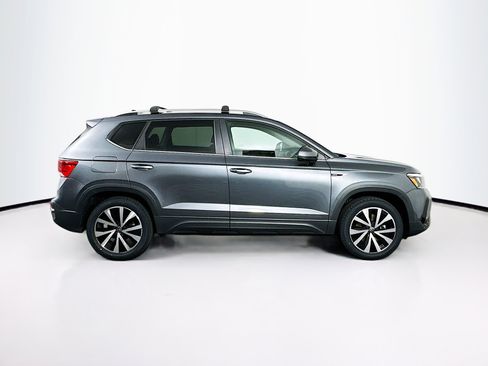 Used 2023 Volkswagen Taos SE w/ Panoramic Sunroof Package AWD/4WD image 10