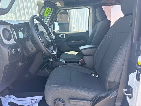 Used 2025 Jeep Wrangler Sport AWD/4WD image 19