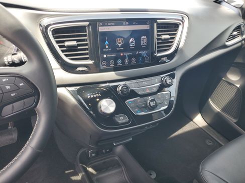 Used 2019 Chrysler Pacifica Touring-L w/ Premium Audio Group FWD image 22
