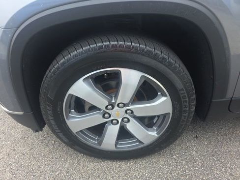 Used 2019 Chevrolet Traverse LT w/ LT Premium Package AWD/4WD image 9