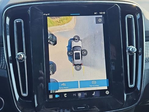 Certified 2025 Volvo XC40 B5 Plus AWD/4WD image 10