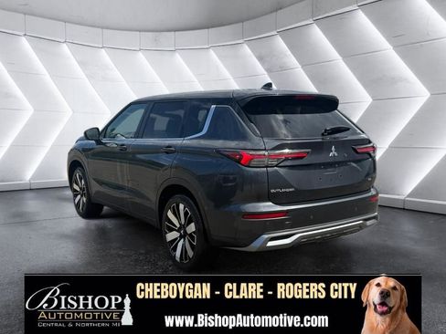 Used 2025 Mitsubishi Outlander AWD image 16