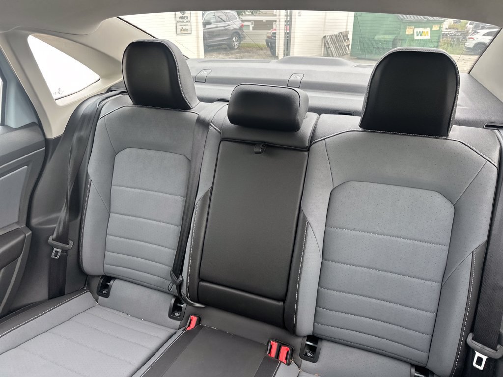 Used 2025 Volkswagen Jetta SE w/ Sunroof Package FWD image 24
