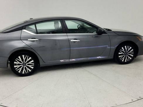 Used 2025 Nissan Altima 2.5 SV image 9