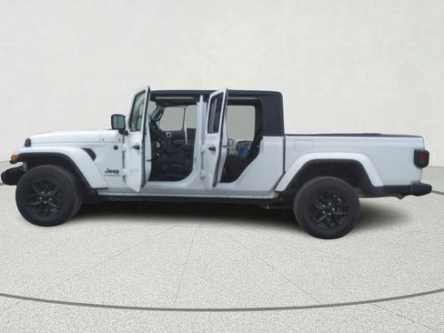 Used 2022 Jeep Gladiator Sport AWD/4WD image 11