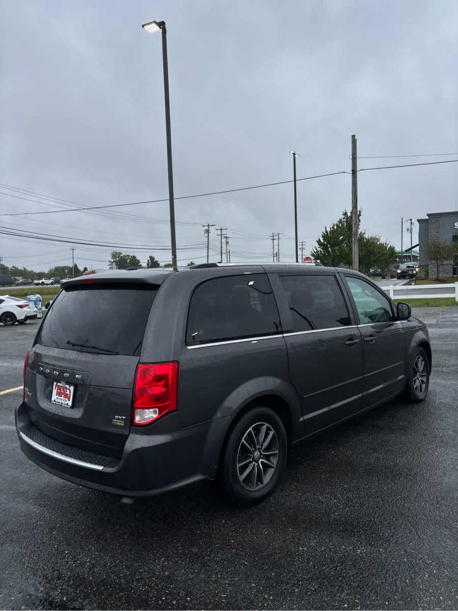 Used 2017 Dodge Grand Caravan SXT w/ Rear Park Assist Package FWD image 8