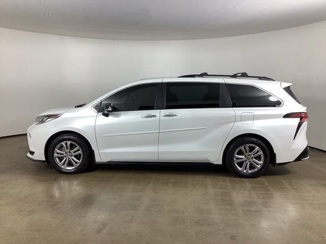 Used 2023 Toyota Sienna XSE AWD/4WD image 7