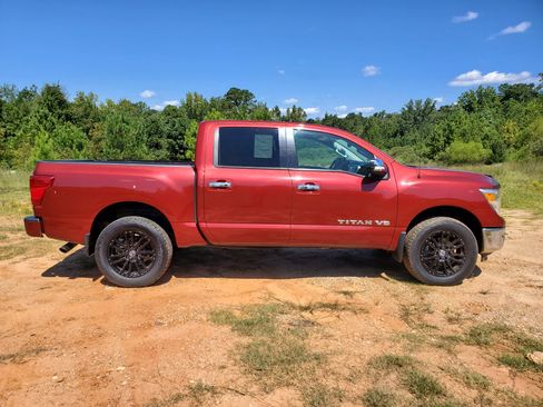 Used 2018 Nissan Titan SL image 14