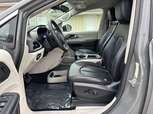 Used 2023 Chrysler Pacifica Touring-L FWD image 14