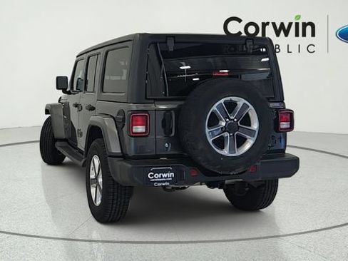 Used 2018 Jeep Wrangler Unlimited Sahara AWD/4WD image 4
