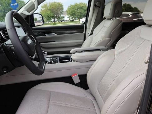 Used 2022 Jeep Wagoneer Series III w/ Premium Group I image 13