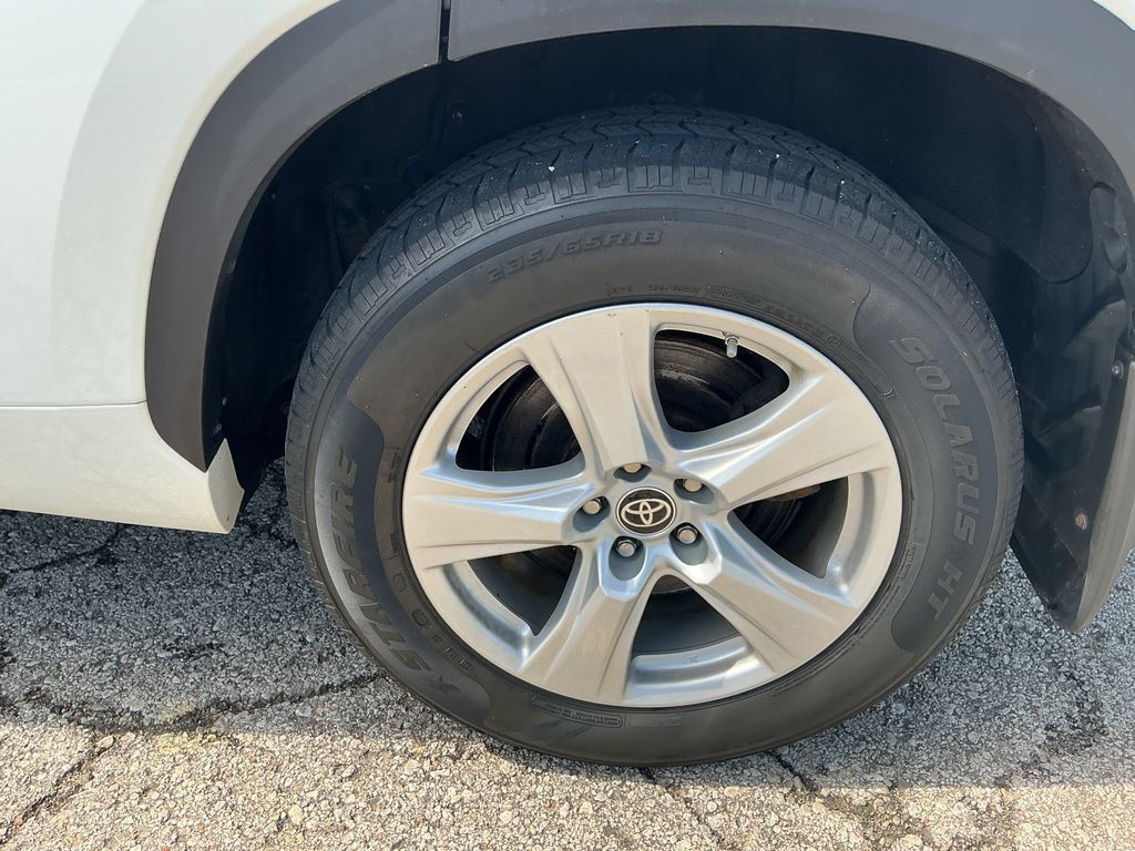 Used 2022 Toyota Highlander LE AWD/4WD image 12