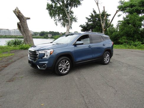 Used 2024 GMC Terrain SLT AWD/4WD image 2