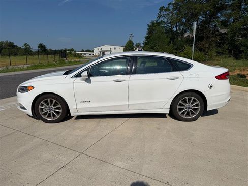 Used 2017 Ford Fusion SE w/ Equipment Group 602A FWD image 4