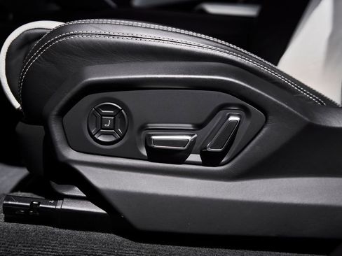 Used 2019 Lamborghini Urus AWD/4WD image 40