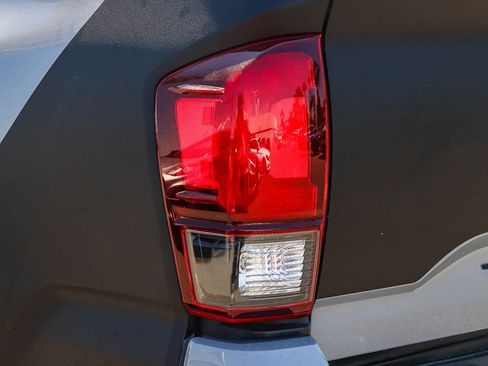 Used 2018 Toyota Tacoma TRD Sport w/ Technology Package RWD image 9