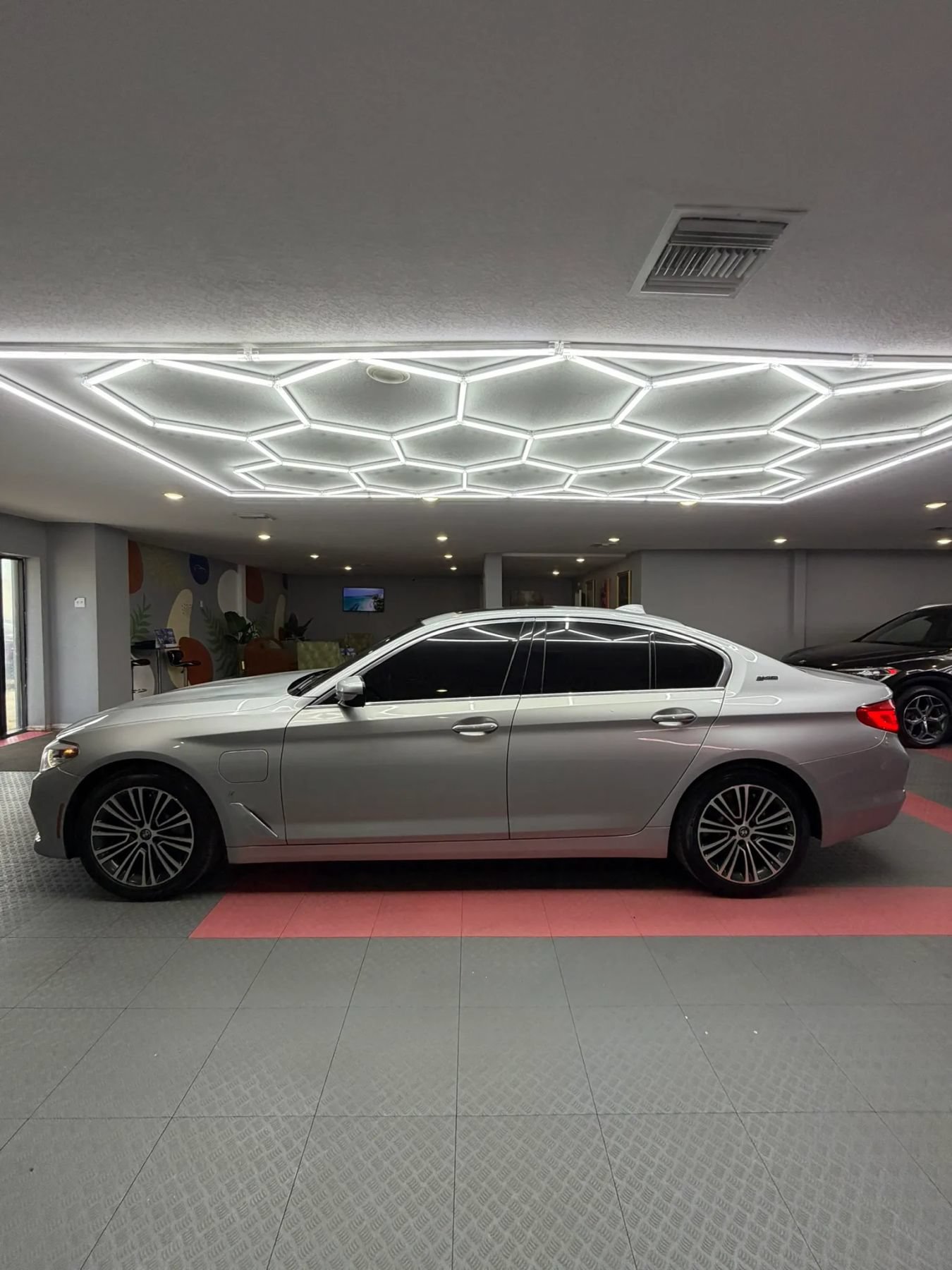 Used 2018 BMW 530e w/ Premium Package 2 RWD image 3