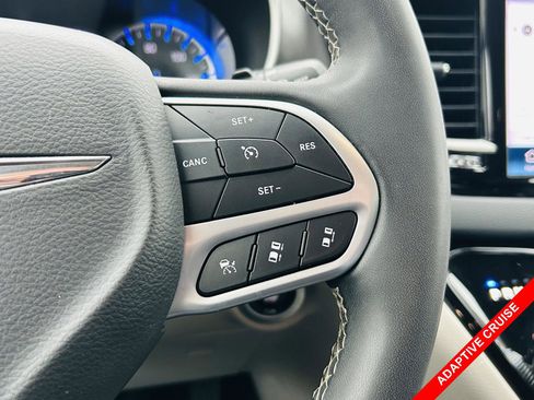 Used 2023 Chrysler Pacifica Touring-L image 6