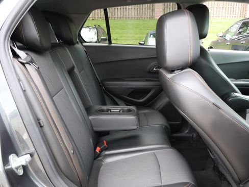 Used 2018 Chevrolet Trax LT w/ LT Convenience Package FWD image 12