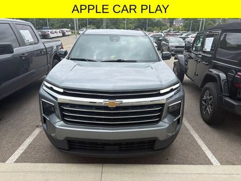 Used 2025 Chevrolet Traverse LT w/ Driver Confidence Package FWD image 2