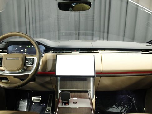 Used 2025 Land Rover Range Rover SE AWD/4WD image 4